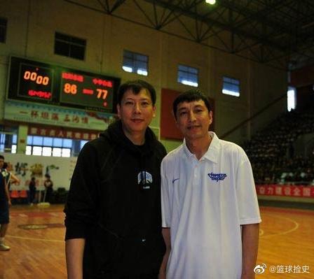 張學雷(右)2010年曾擔任中華隊總教練。(圖/ 翻攝自微博)