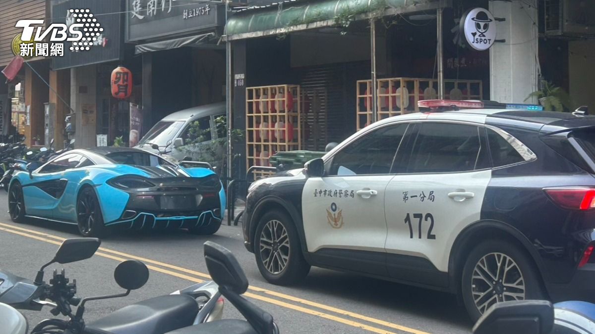 第一分局警員也停在車輛後方,等待相關人員前來拖吊。(圖/林冠丞攝)