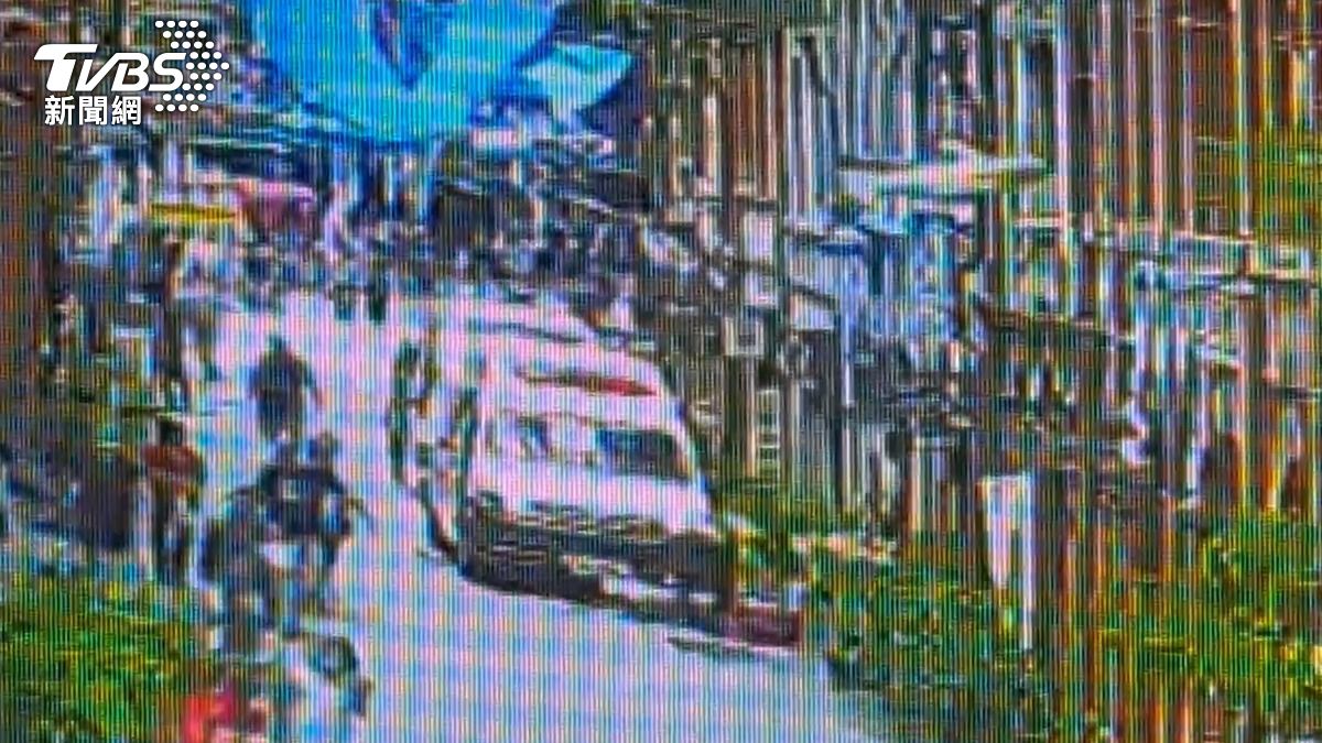三峽金牛角太好吃!6旬婦吞太快噎住險死 警哈姆立克救命