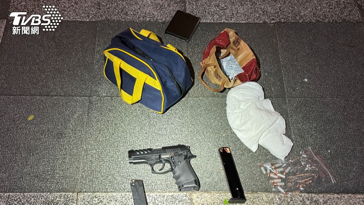 警方盤查後,從男子褲襠裡與車上搜出荷槍實彈與毒品。(圖/TVBS)