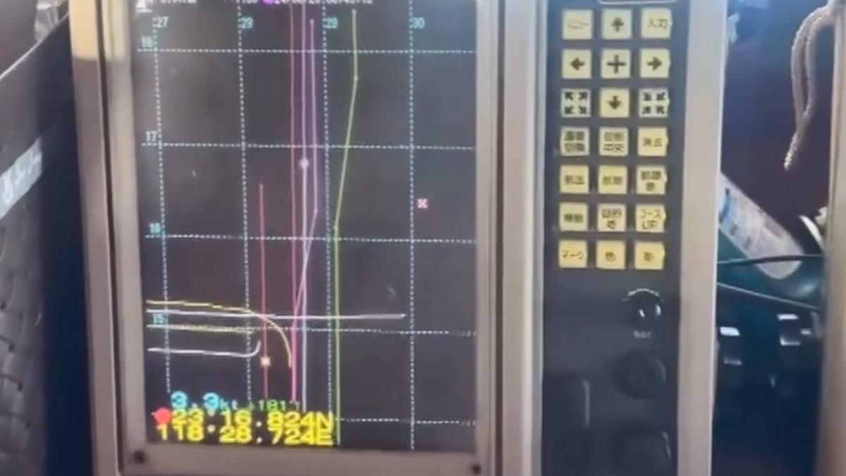漁民目擊解放軍西安號飛彈驅逐艦出現澎湖南淺漁場 。(圖/TVBS)