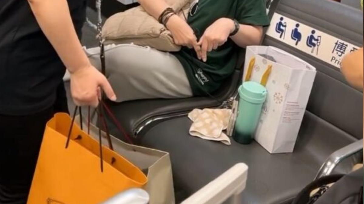 又是博愛座!雜物佔北車高鐵等候區 女遭勸怒嗆:哪條法規定不能放東西