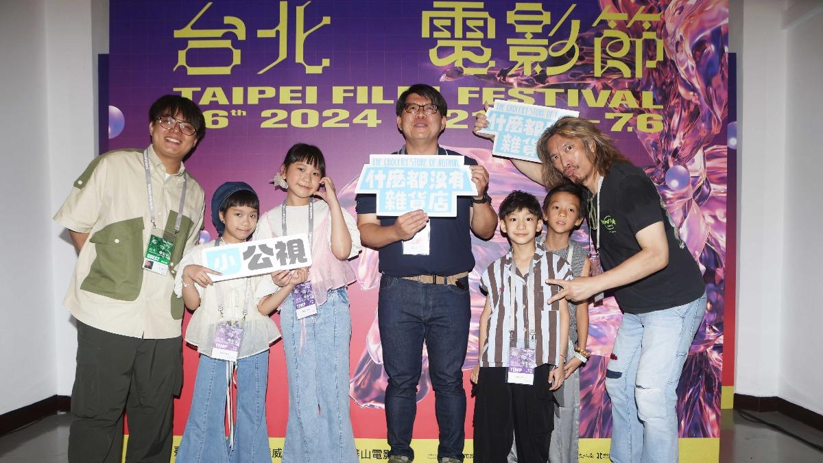 導演李權洋(左一)拍攝作家王宇清(中)的《什麼都沒有雜貨店》。(圖/公視提供)