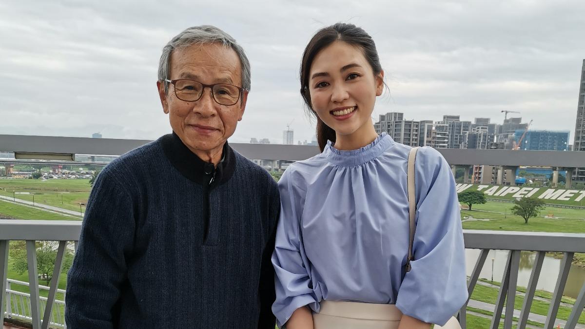 瑭鈺(右)合作導演吳念真嗨喊「中樂透」。(圖/亞凰國際娛樂提供)