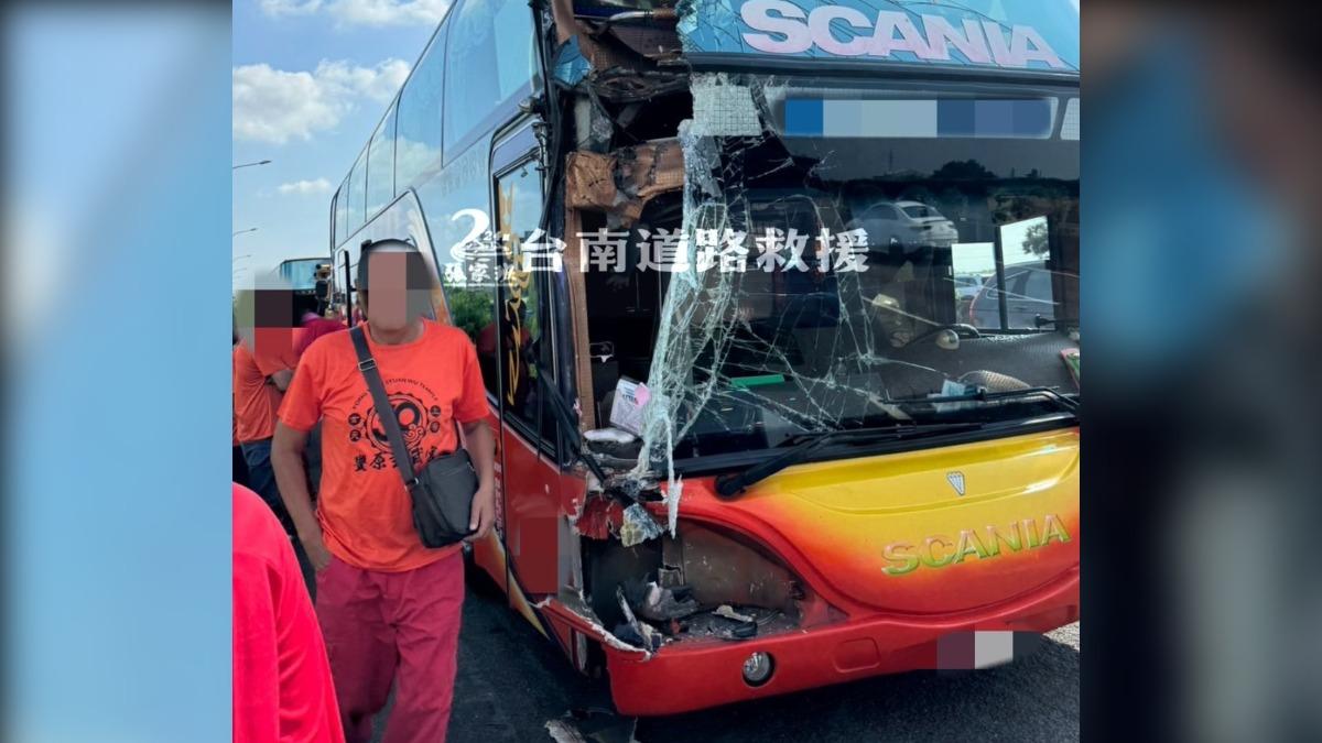 據悉車上民眾是從台中南下，疑似為進香團。（圖／翻攝自台南道路救援張家班）