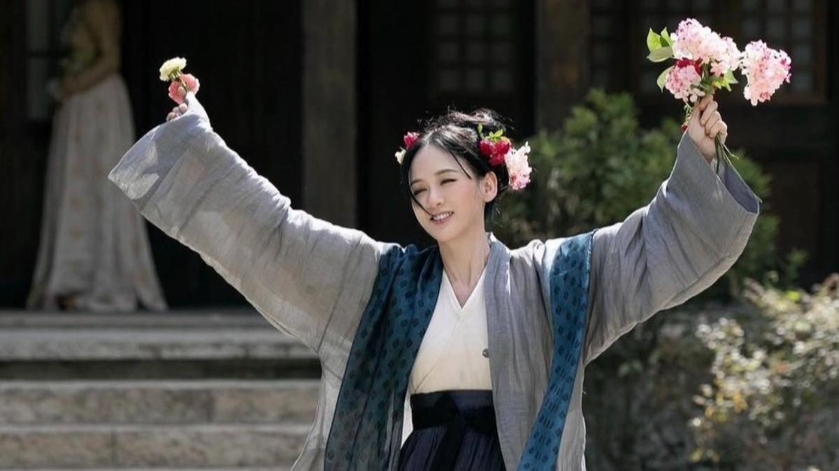 《墨雨雲間》陳喬恩發瘋!「鮮花插滿頭」狂轉圈圈 慘遭無情笑爆