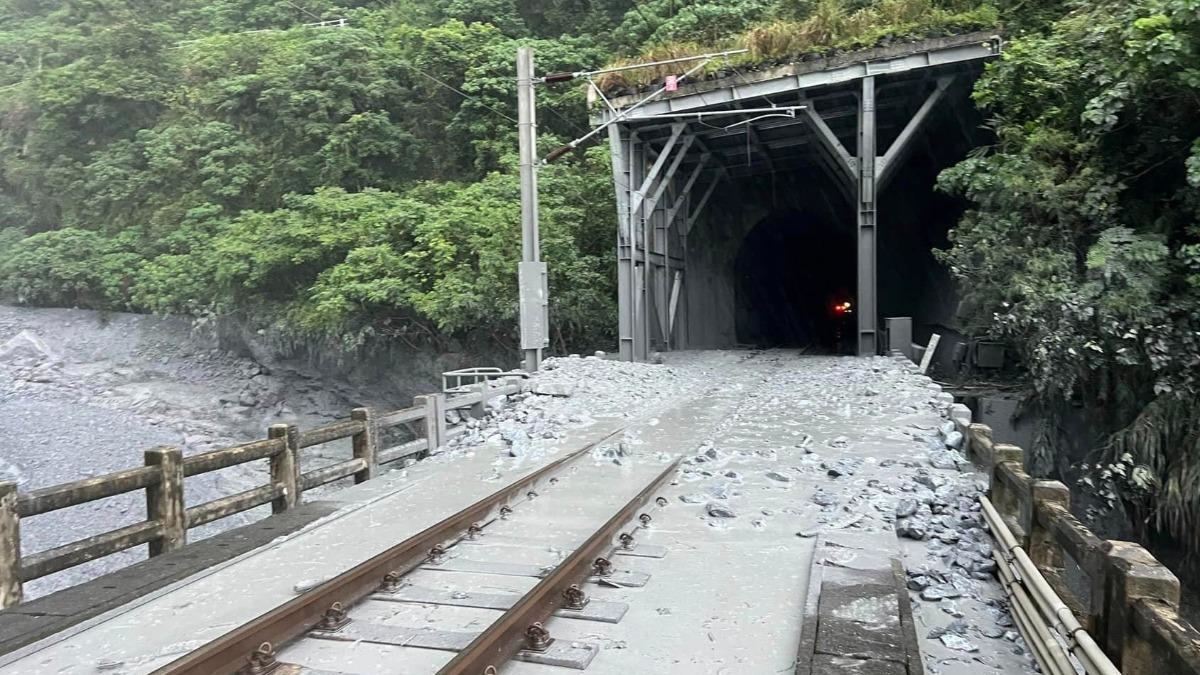 台鐵安全遠不夠!列車撞落石出軌 太魯閣罹難家屬嘆:沒鬆懈本錢