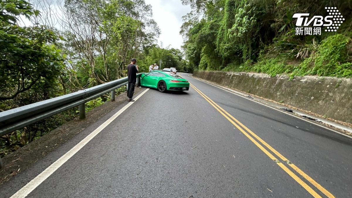 綠色保時捷失控撞山壁後又撞護欄,車頭幾乎撞爛。(圖/TVBS)