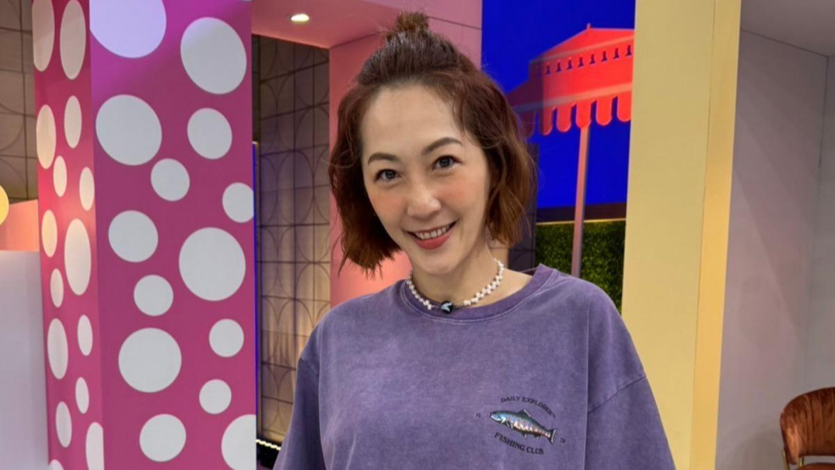 女星主持出事了!遭中年男衝上台狂飆三字經 手上腳本還被風吹走