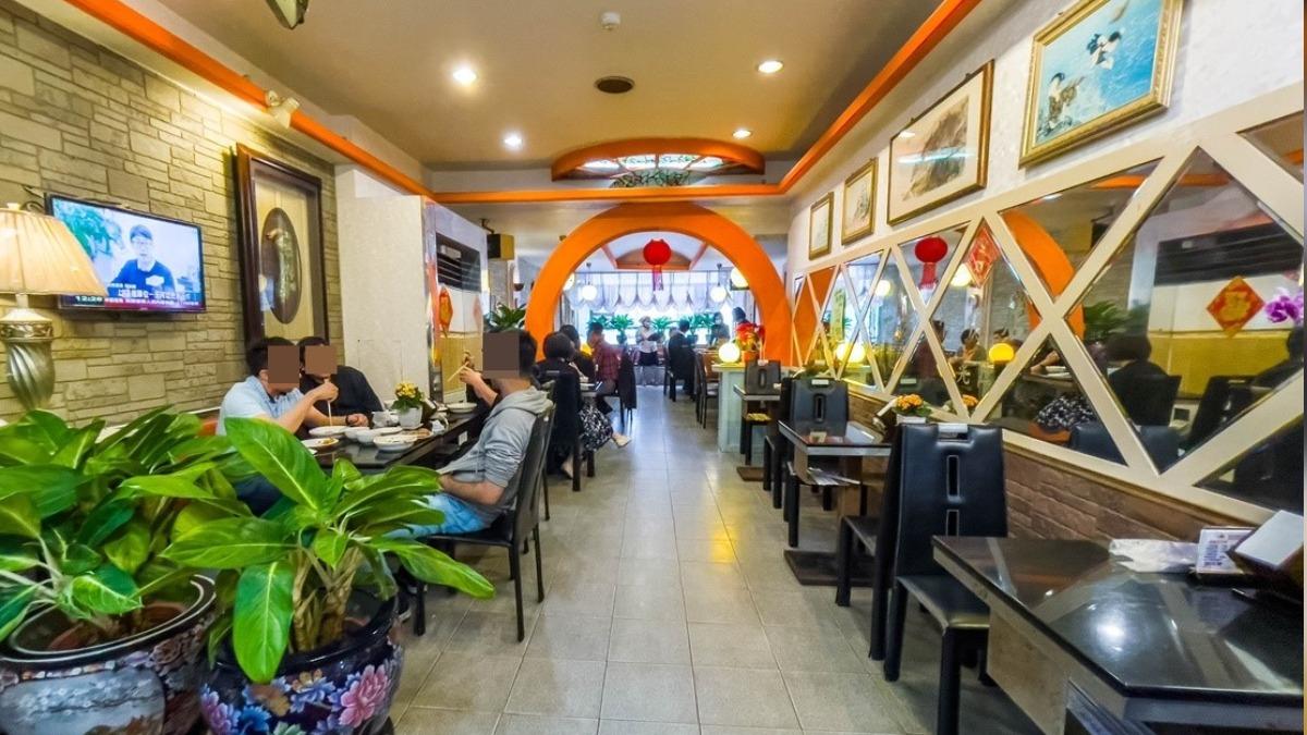 店內位置非常多,左右兩側都有位子,不小心還會迷路呢!(圖/小佳的幻想世界提供)