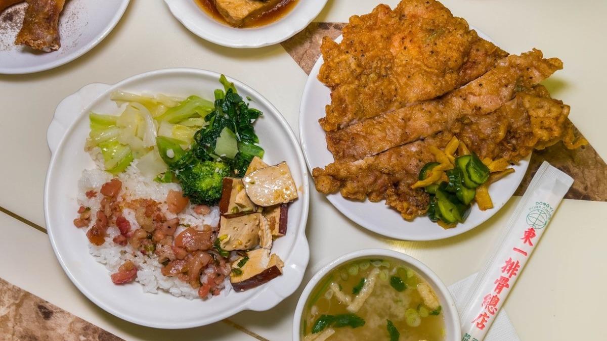 「排骨飯」(180元)內容有1盤排骨、1碗飯+3樣配菜、1碗味噌湯。(圖/小佳的幻想世界提供)