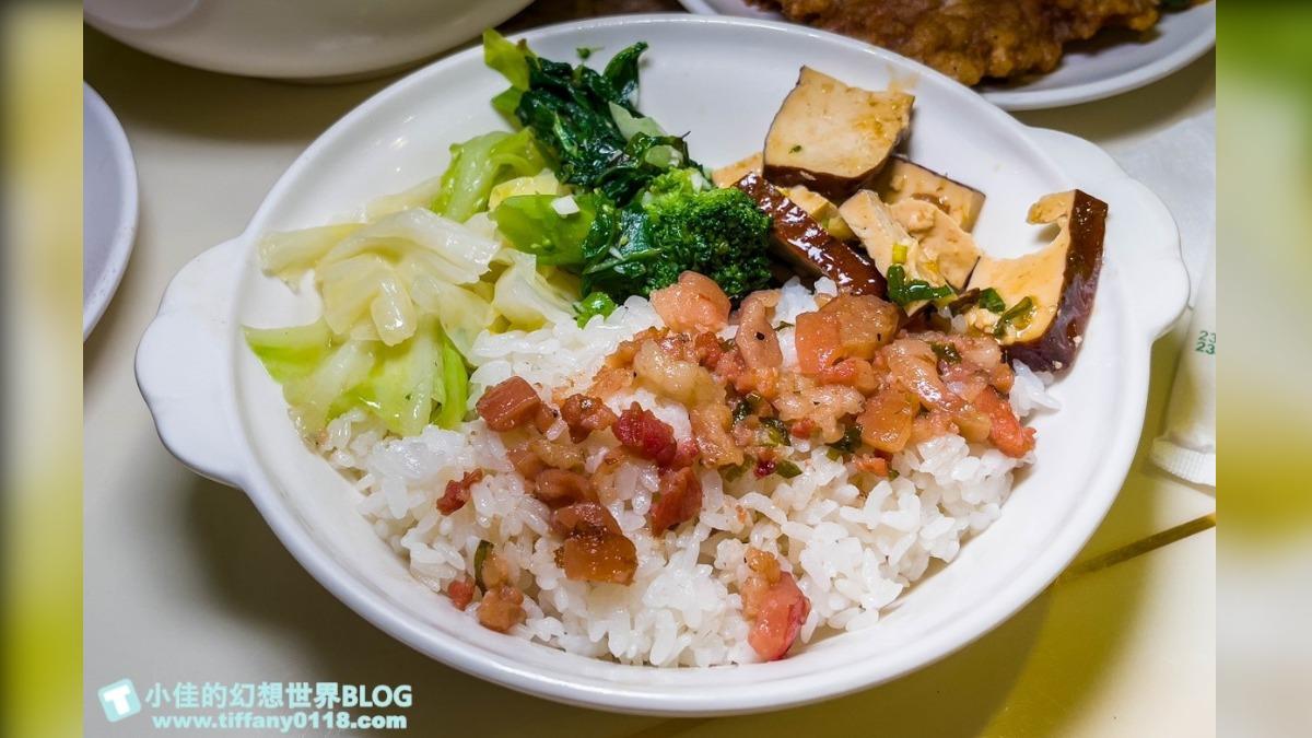 白飯有3樣配菜,飯上面有肉燥,但嚴格來說比較像是瓜仔肉的感覺,吃起來偏甜。(圖/小佳的幻想世界提供)