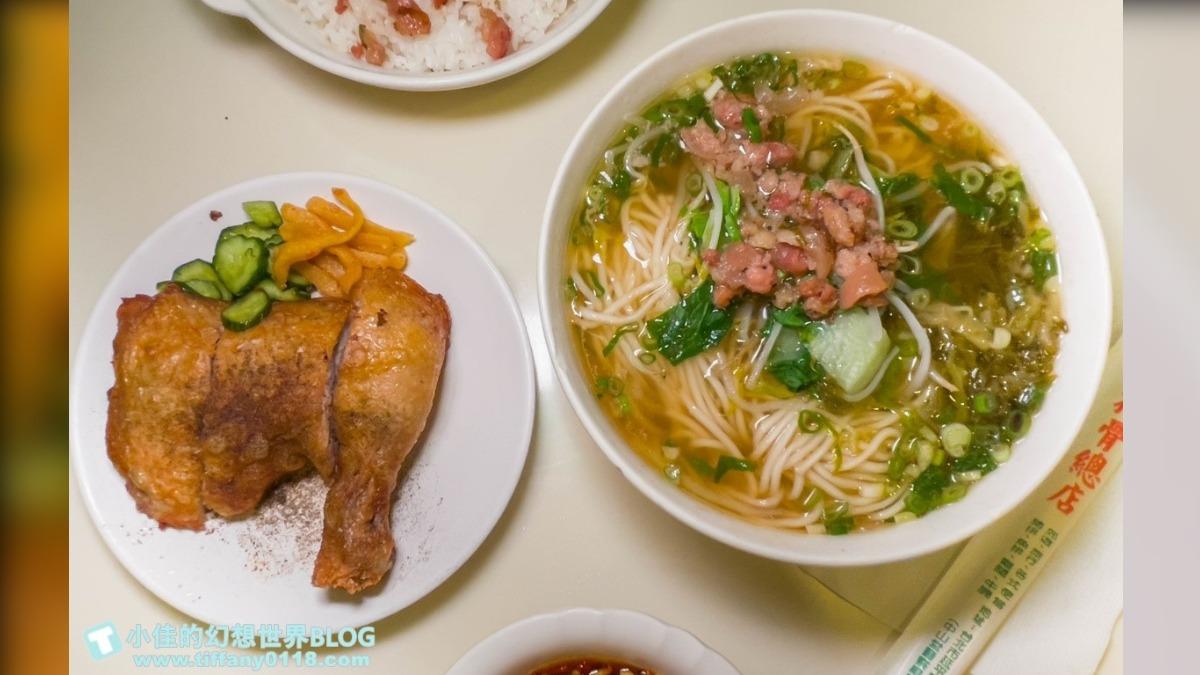 「雞腿麵」(180元)上桌有1隻大雞腿,還有1碗湯麵。(圖/小佳的幻想世界提供)