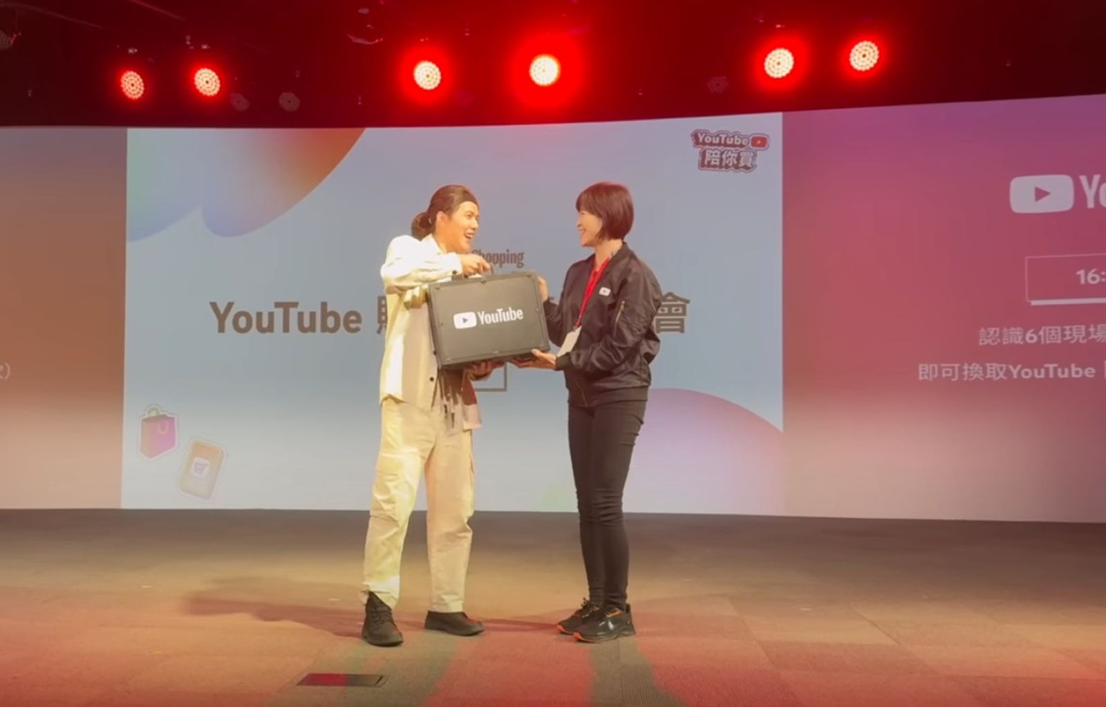 台灣第一位「千萬YTR」奇軒獲得Youtube官方頒發的「鑽石獎牌」。(圖/翻攝自奇軒YouTube)