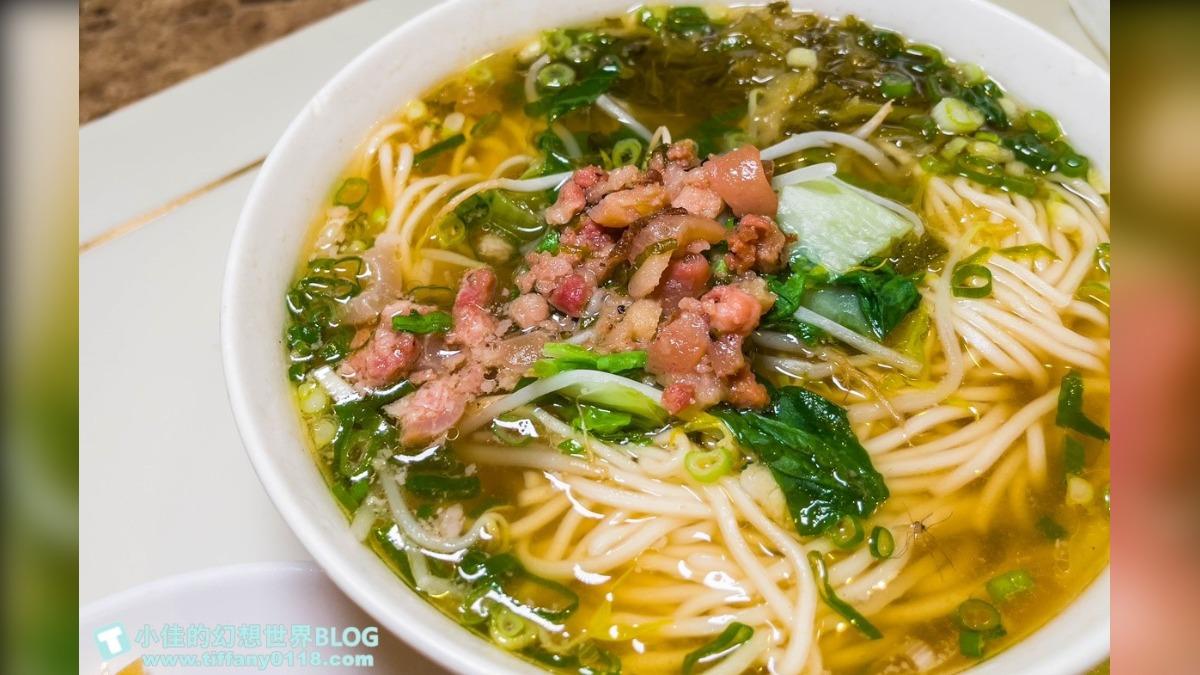 湯麵上頭一樣有像瓜仔肉的肉燥,還有超多青菜跟酸菜,湯頭有融入瓜仔肉的鹹香很不錯。(圖/小佳的幻想世界提供)