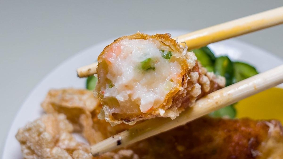咬下去裡面有蝦漿、蝦肉,調味得很剛好,完全不沾醬也很好吃。(圖/小佳的幻想世界提供)