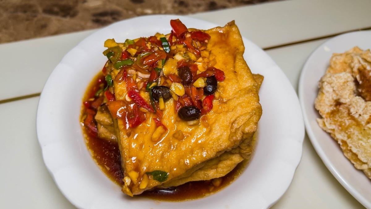 「油豆腐」(60元)會淋上有青蔥、辣椒等佐料的醬汁。(圖/小佳的幻想世界提供)
