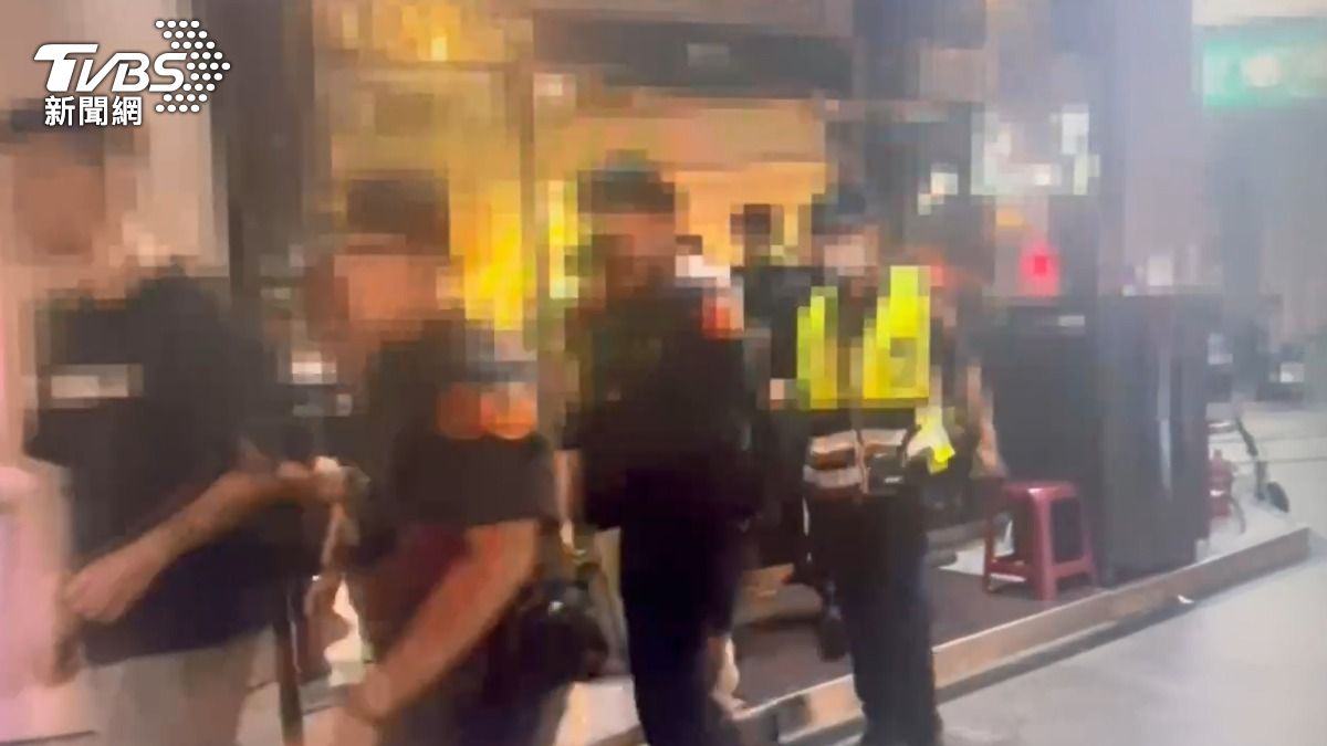 警方逮捕多名賭客。(圖/TVBS)
