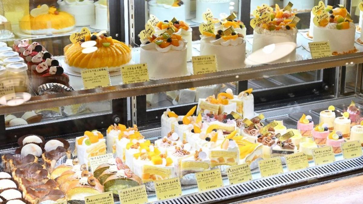 櫥窗裡擺滿各式各樣誘人的蛋糕甜點可以挑選。(圖/糖糖‘s 享食生活提供)
