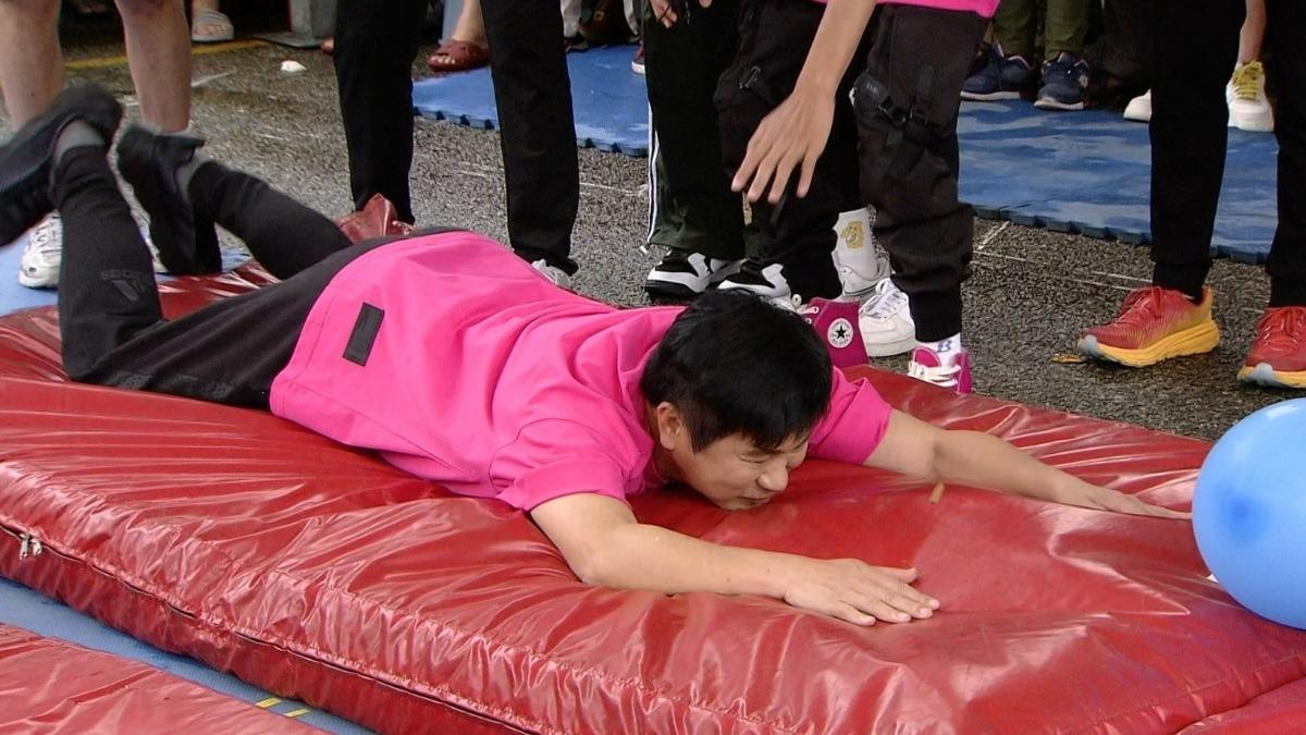 胡瓜出事了!趴地「挺腰蠕動」起身慘遭絆倒 籃籃暴衝報仇