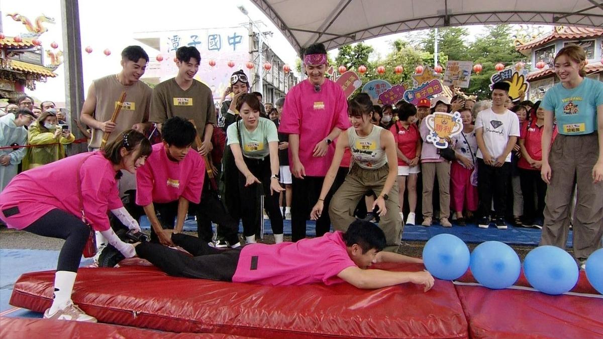 眾人幫忙把胡瓜的腳抬起。(圖/民視提供)