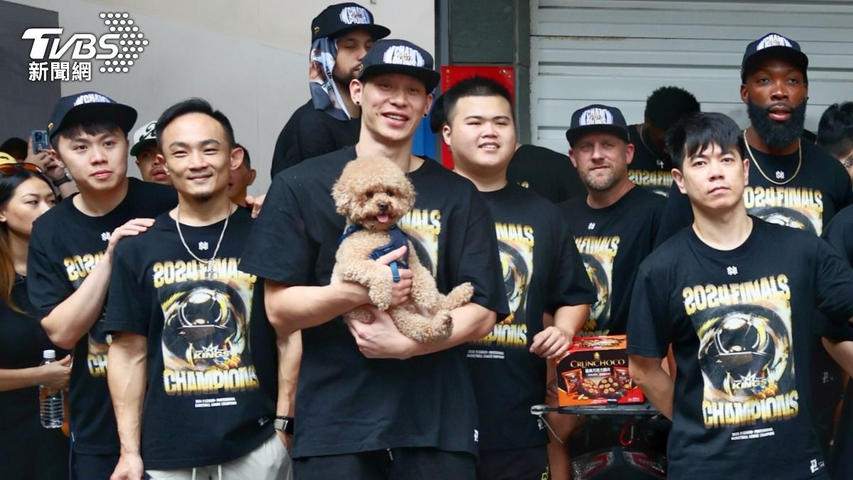 PLG／林書豪抱愛犬參加冠軍遊行　球迷冒雨支持嗨翻