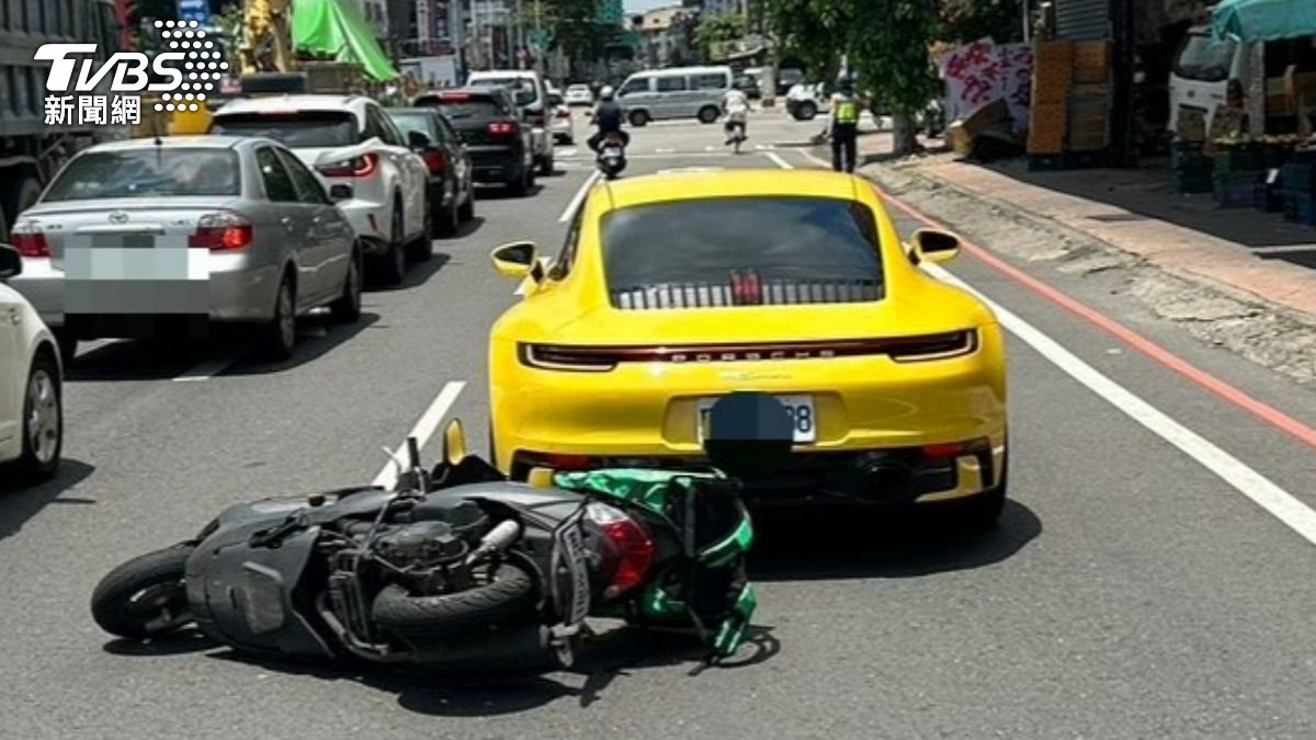 好貴車禍!女外送員「流汗滴眼睛」 下秒撞上保時捷911