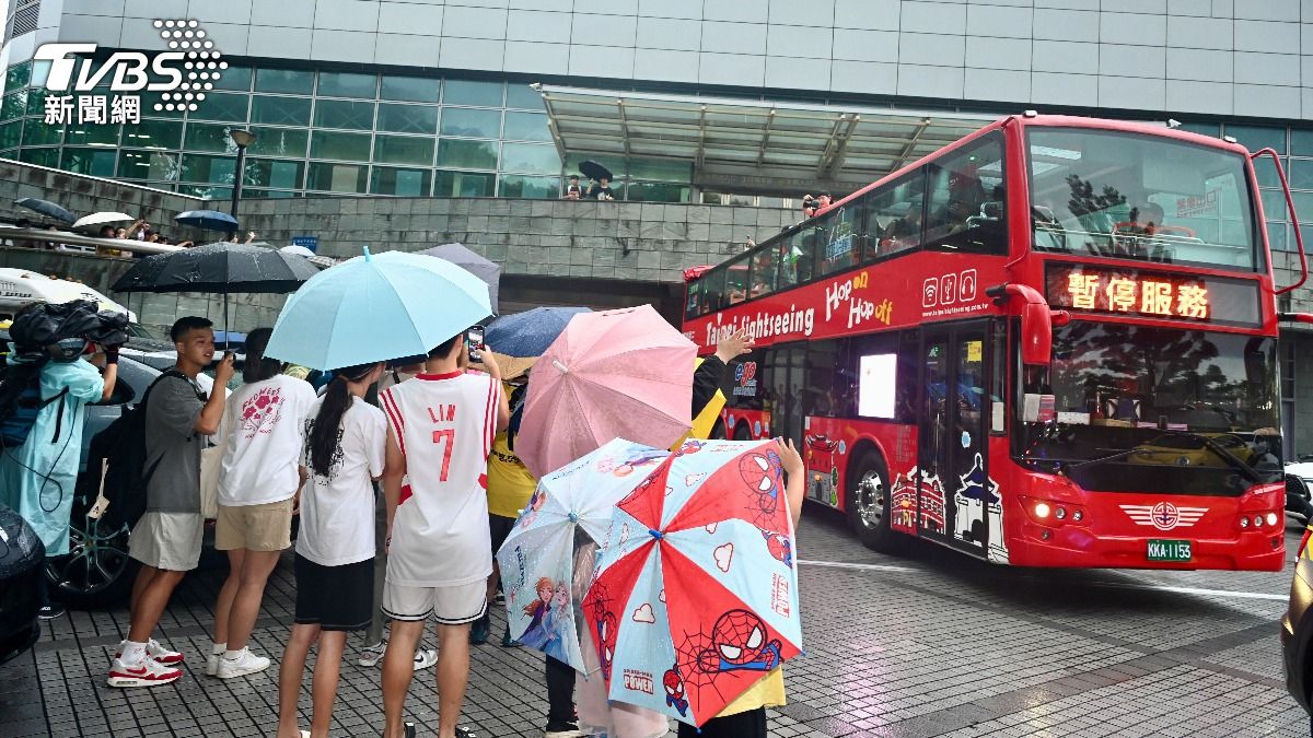 儘管下起大雨,球迷依舊冒雨支持,一起參與新北國王冠軍遊行。(圖/胡瑞麒攝)
