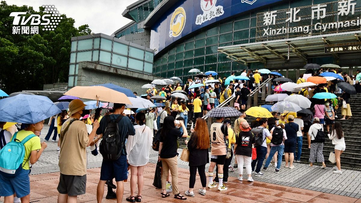 新北國王下午4時舉辦球迷同樂會,球迷提前在場外冒雨排隊進場。(圖/胡瑞麒攝)