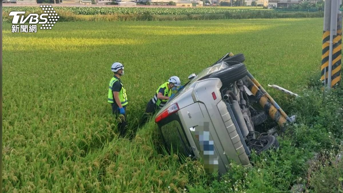 休旅車側翻「一秒到田中」!電桿也折斷 駕駛離奇消失
