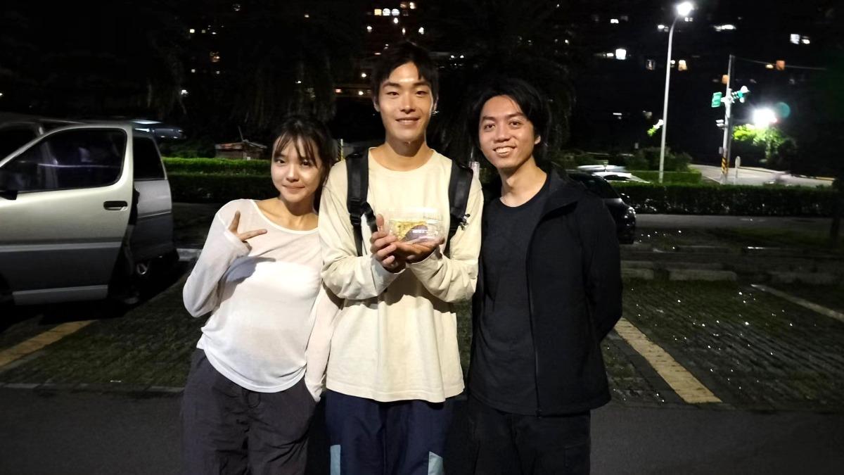 林廷憶(左)、導演林儒杰Roger(右)幫牧森慶生。(圖/周子娛樂提供)