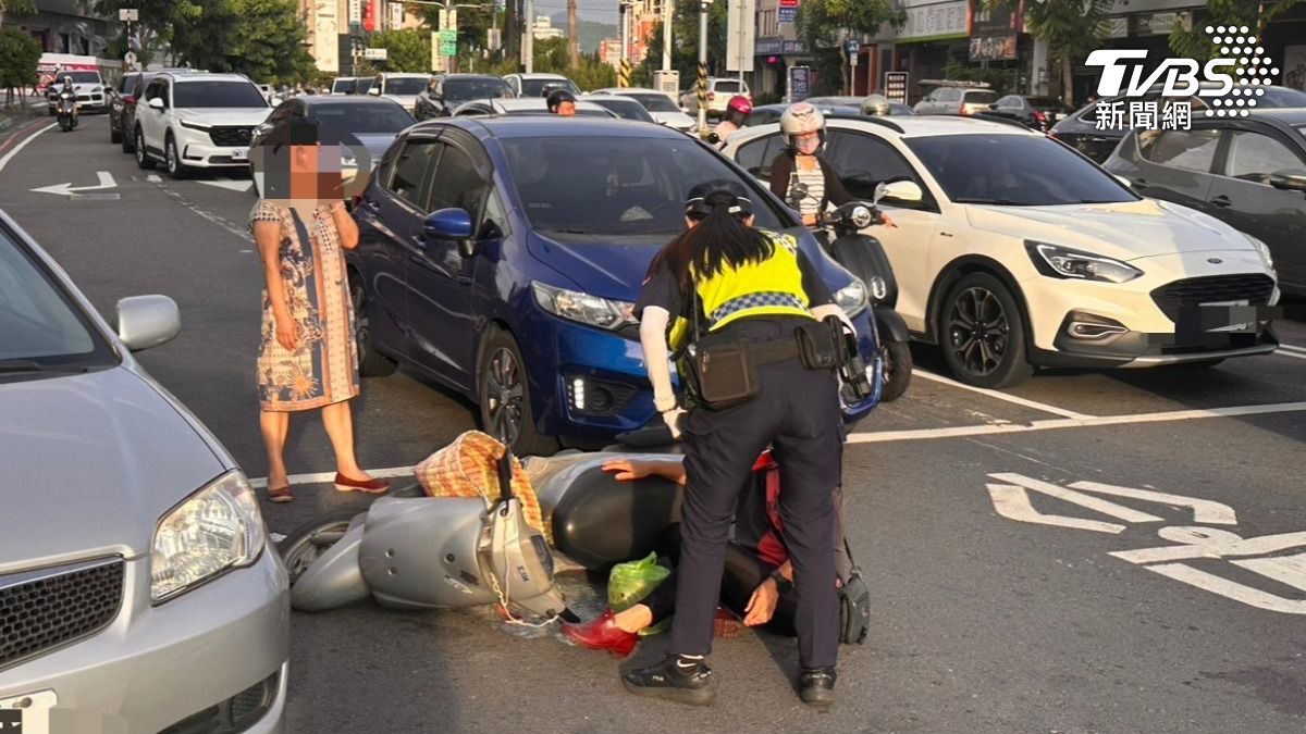 女警協助安撫重聽婦。(圖/TVBS)