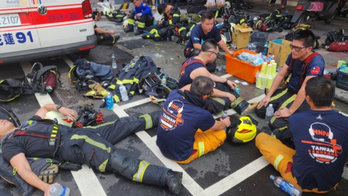 辛苦了!花蓮市區一連2天遭祝融 火滅後「警義消累癱在地」
