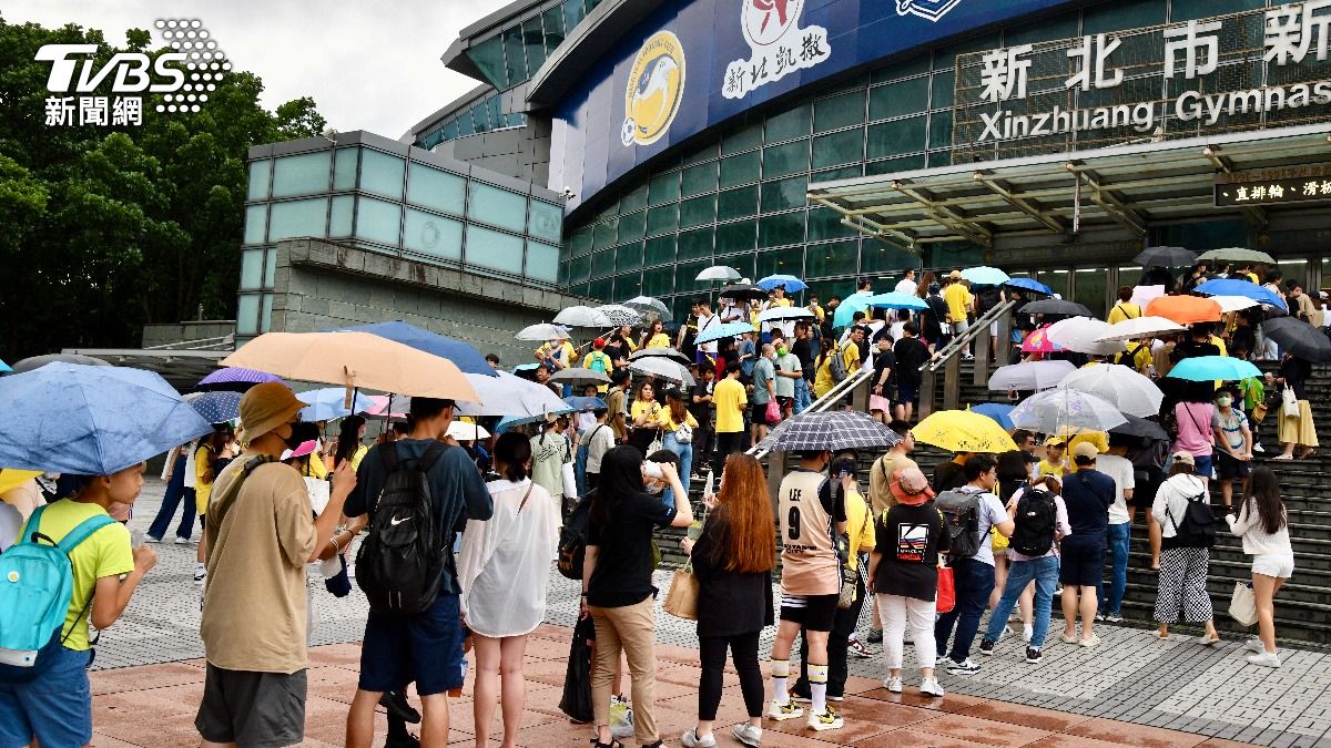 球迷們風雨無阻到場，體育館外排起長龍。（圖／胡瑞麒攝）