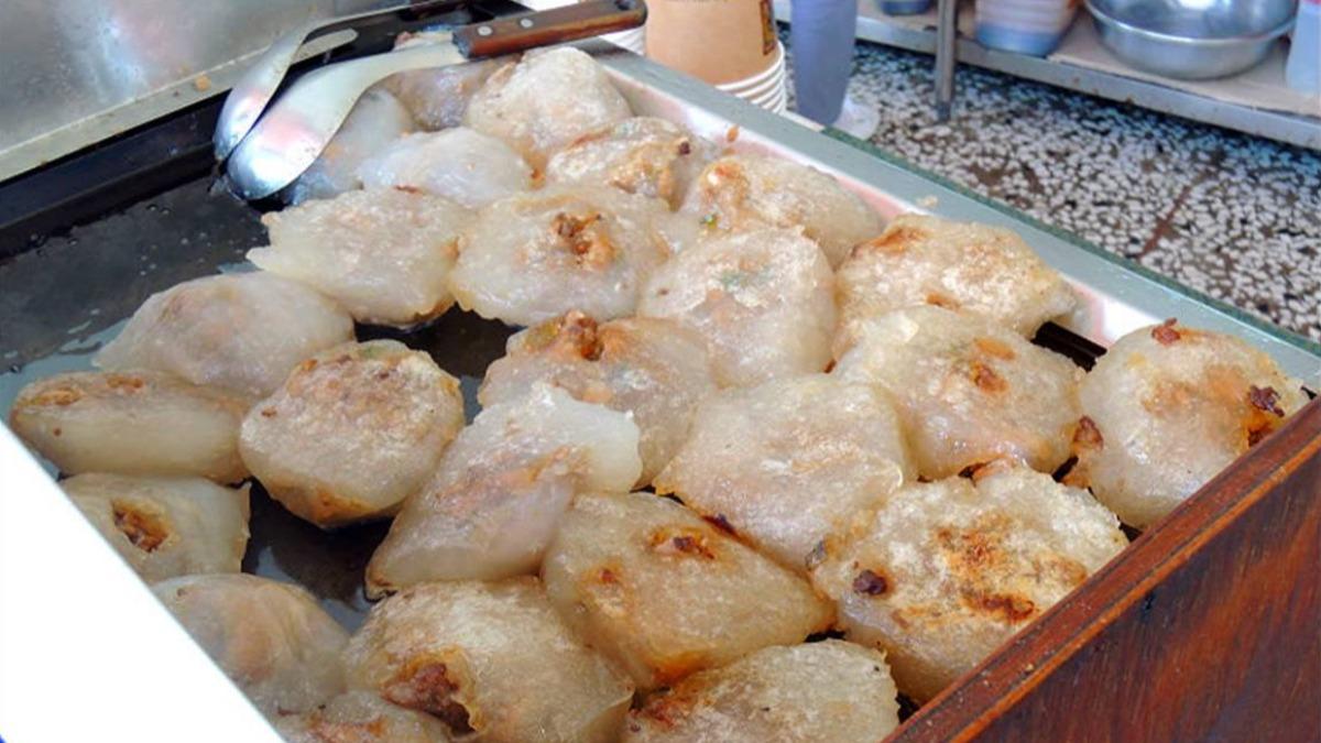 肉圓都是每日手工製作，會先蒸熟靜置，再以豬油香煎至微焦。（圖／潔妮食旅生活提供）