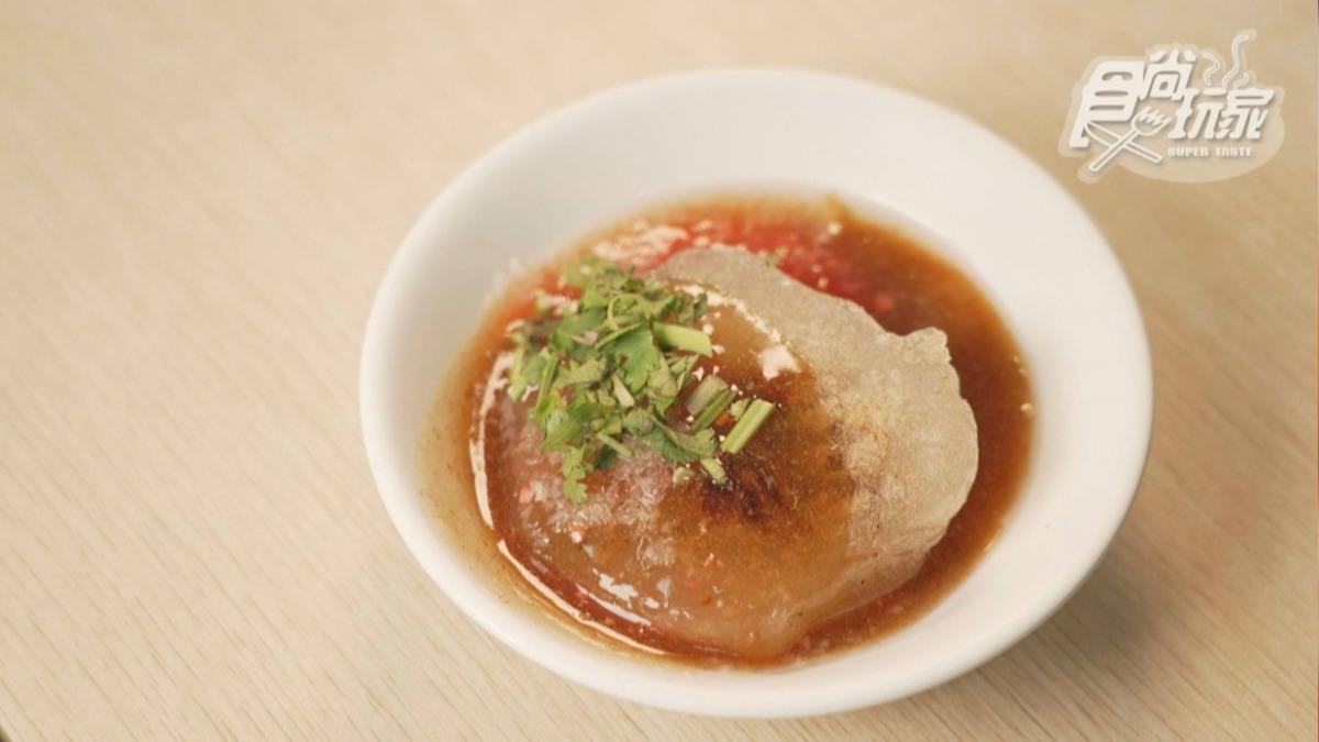 肉圓每顆35元，上桌會淋上特調醬料、甜辣醬和香菜末。（圖／食尚節目部提供）