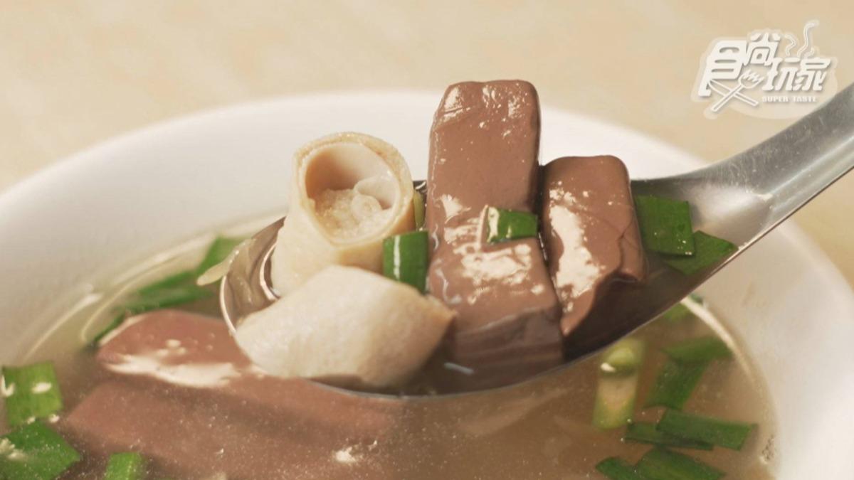 「豬血腸湯」（35元）湯頭清甜順口，裡頭滿滿都是料。（圖／食尚節目部提供）