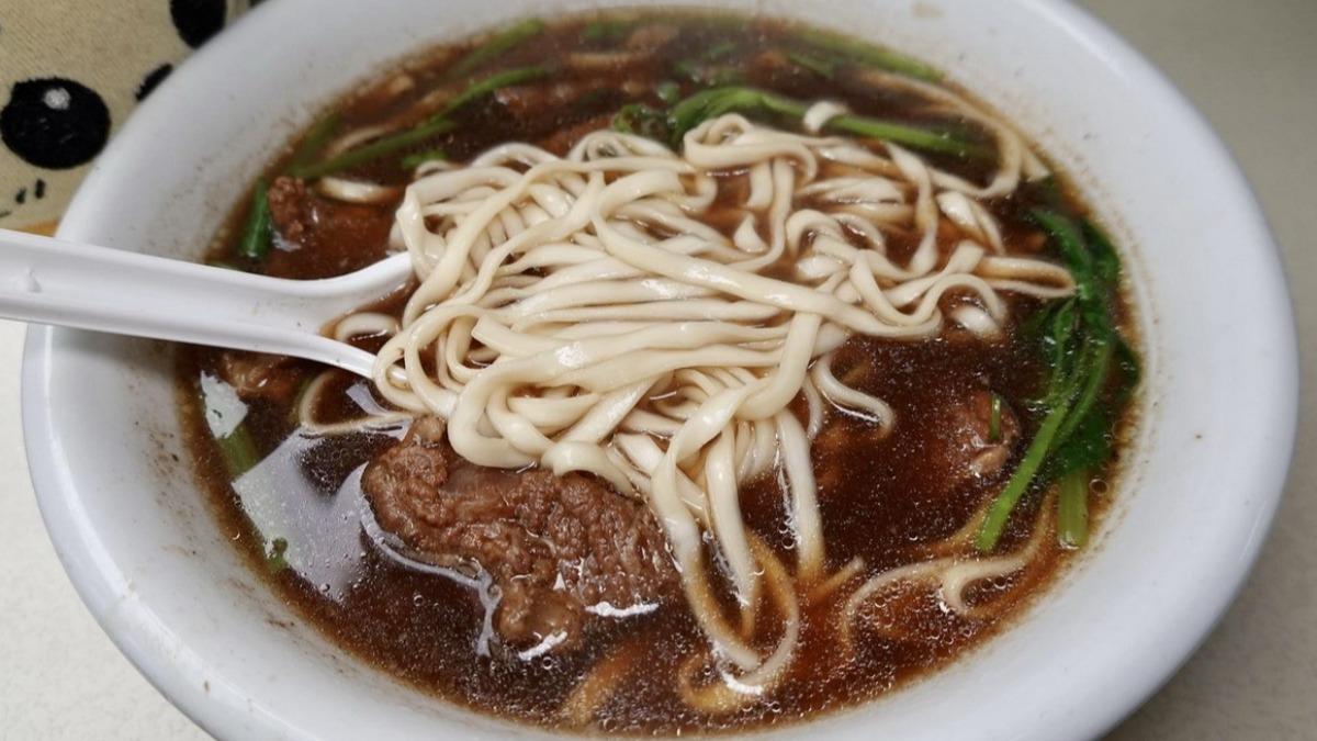 麵條可以選擇寬麵或是細麵，粗麵使用的是外省白麵。（圖／貓大爺部落格提供）
