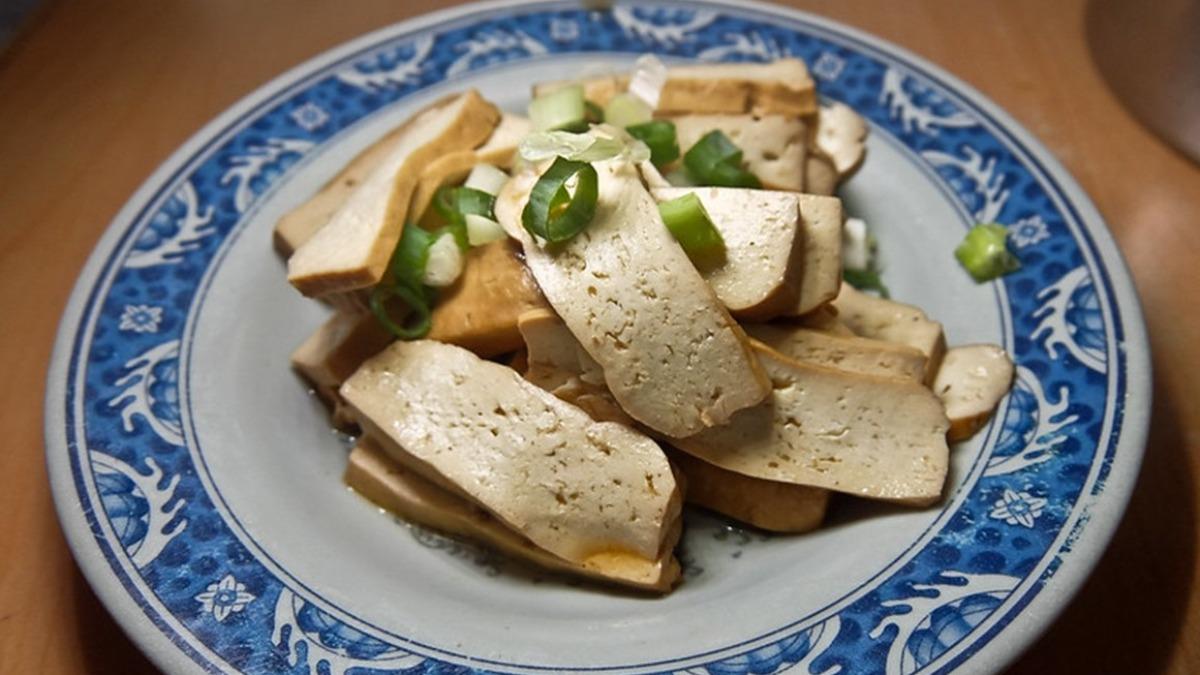 滷豆干只要10元，在台北想吃單份10塊的小菜不簡單！豆干本身不沾醬也有味道。（圖／鄉民食堂提供） 