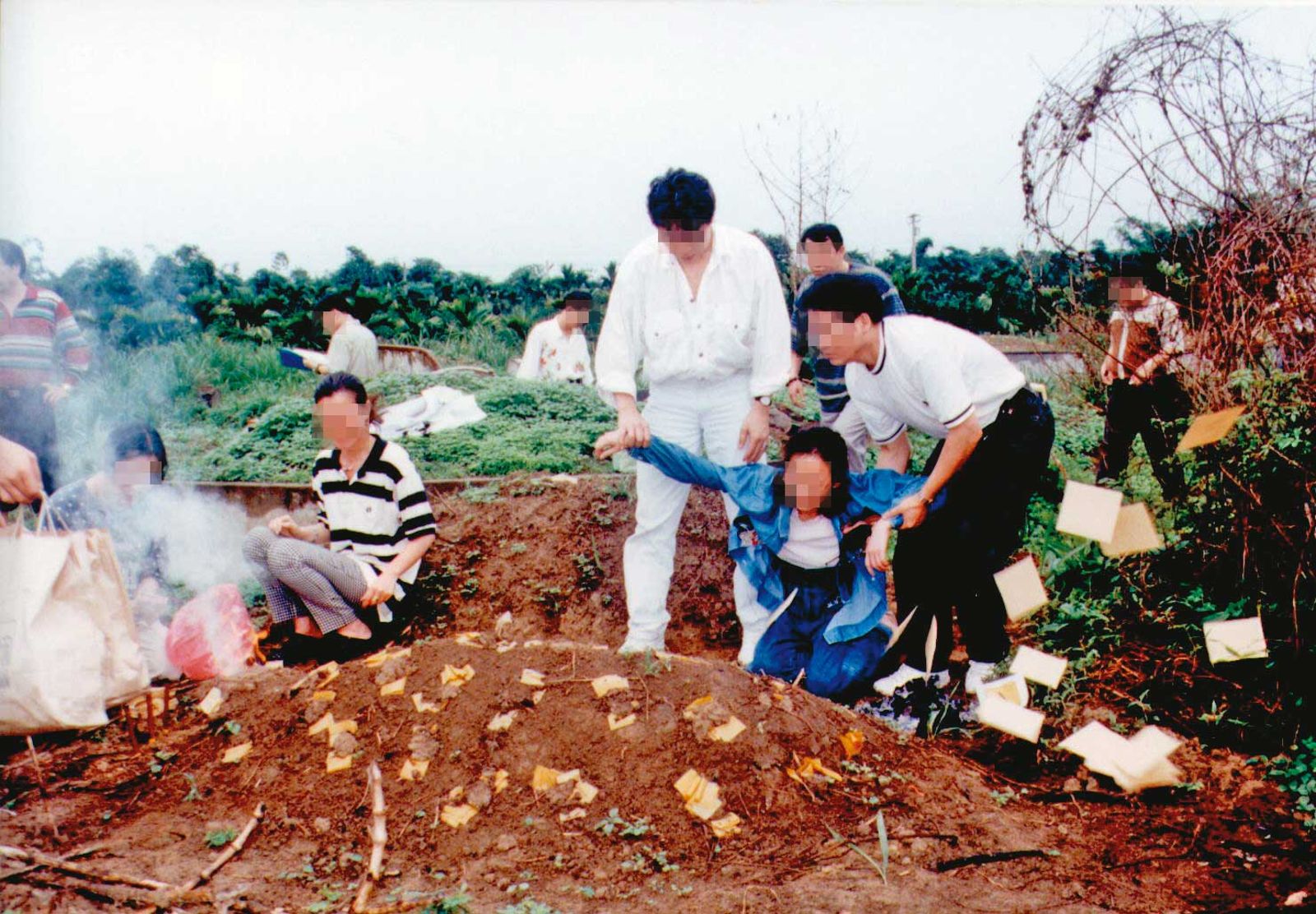 殺了丈夫的劉妻(藍衣者)重回埋屍地點,當場腿軟,還需靠警方在旁攙扶。(圖/聯合知識庫)