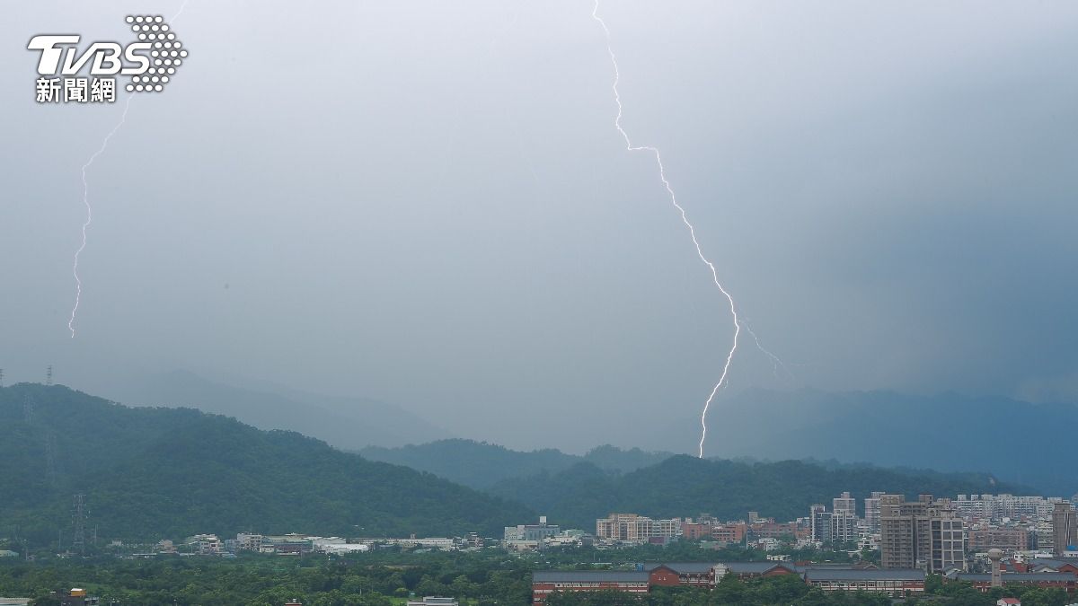午後雷雨當心!5大保命守則:「毛髮直豎」快蹲低、車內別碰這元件