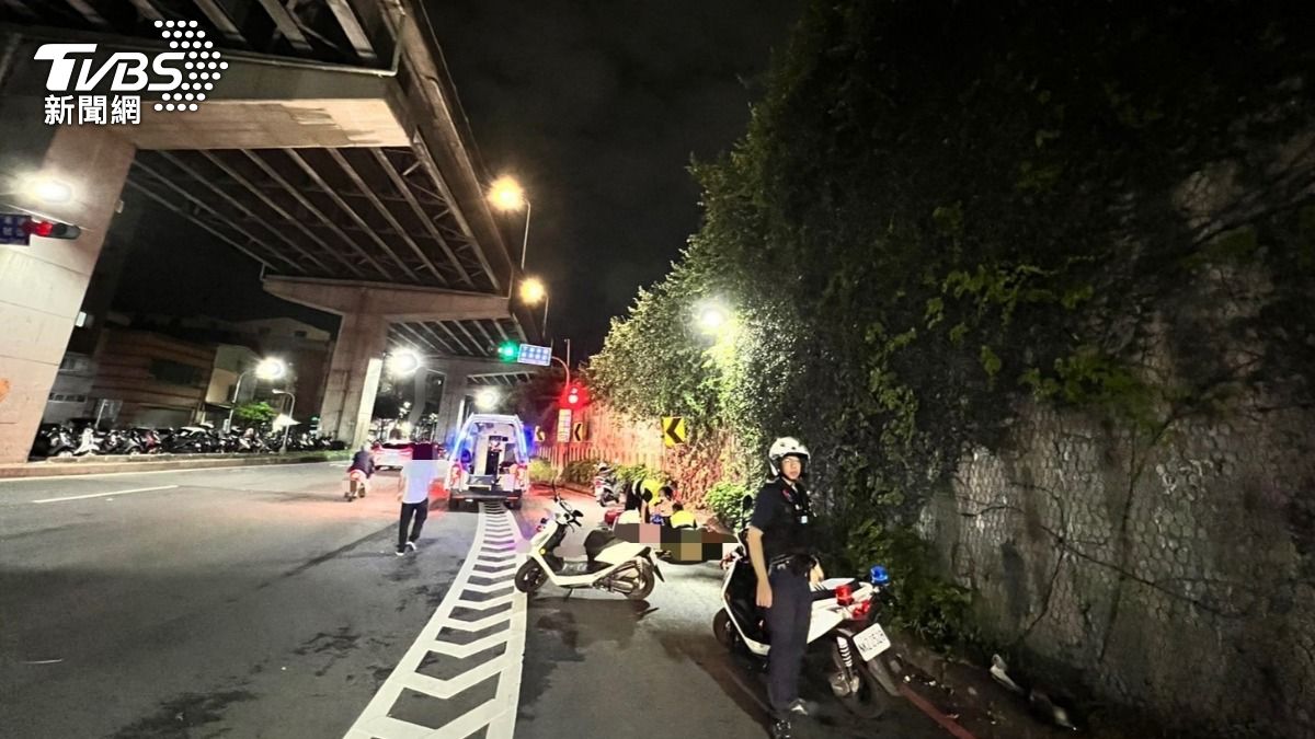 男子從堤防邊坡重摔在路面,警消到場搶救。(圖/TVBS)