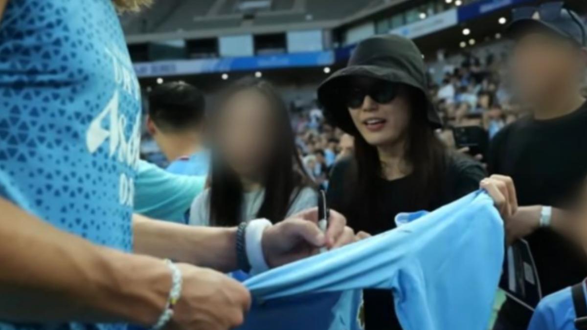 全智賢去年在首爾觀賽時,拿到球員簽名的可愛反應引發話題。(圖/翻攝自朝鮮日報)