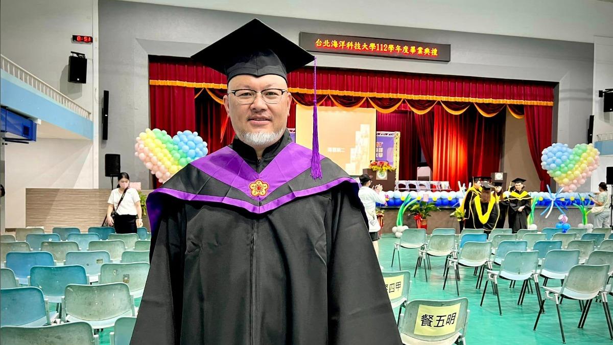 劉亮佐發出畢業典禮的照片,表示將卸下系主任職位。(圖/翻攝劉亮佐臉書)