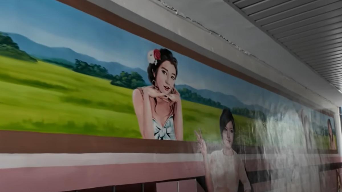 許多年輕男打卡拍照,表示上廁所時看到這6位美女很害羞。(圖/翻攝自YT「普通女子 孫女」)