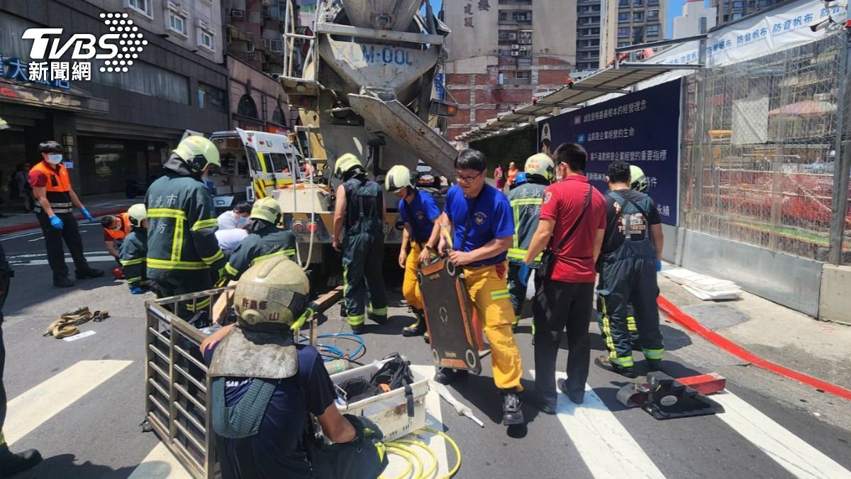 快訊／北市水泥車撞行人！女手腳遭輾「血肉模糊」卡輪下…警消搶救中