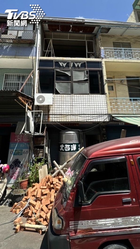 高雄八旬翁未栓緊安全繩,跌落三樓紅磚堆送醫。(圖/TVBS)