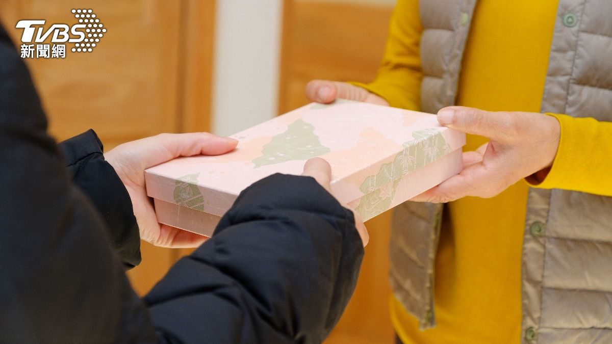 公婆遊日豪送「伴手禮」!媳興奮拆禮物...內容物驚呆下巴