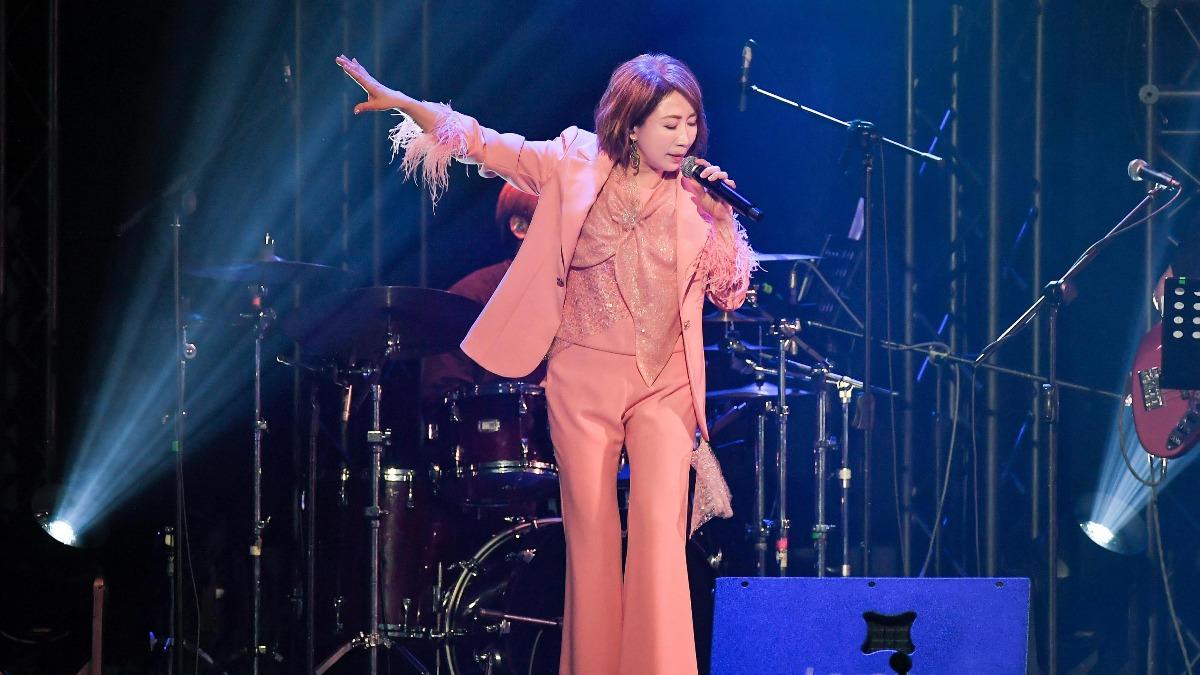 李翊君擁有〈萍聚〉、〈風中的承諾〉、〈雨蝶〉、〈諾言〉等多首膾炙人口歌曲。(圖/寬宏藝術提供)