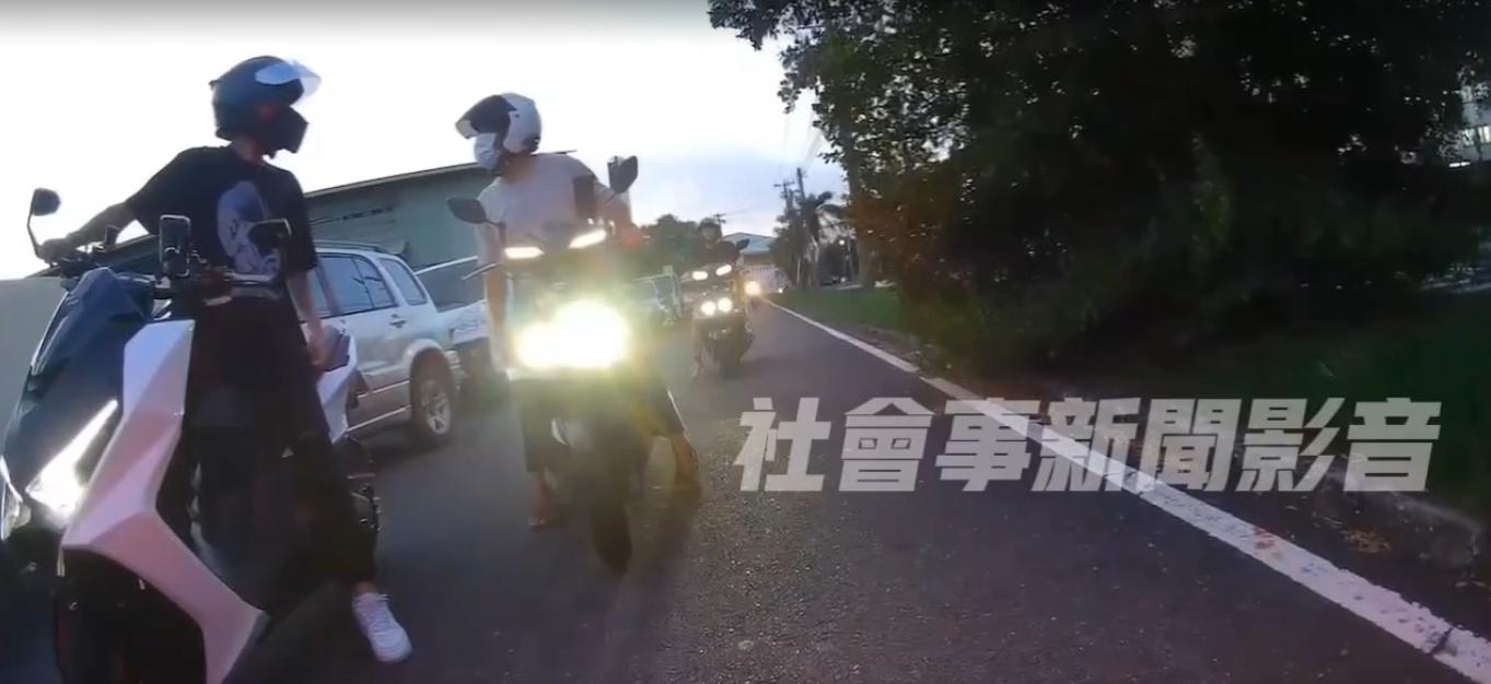 白、黑衣男起口角衝突。(圖/翻攝自社會事新聞影音)
